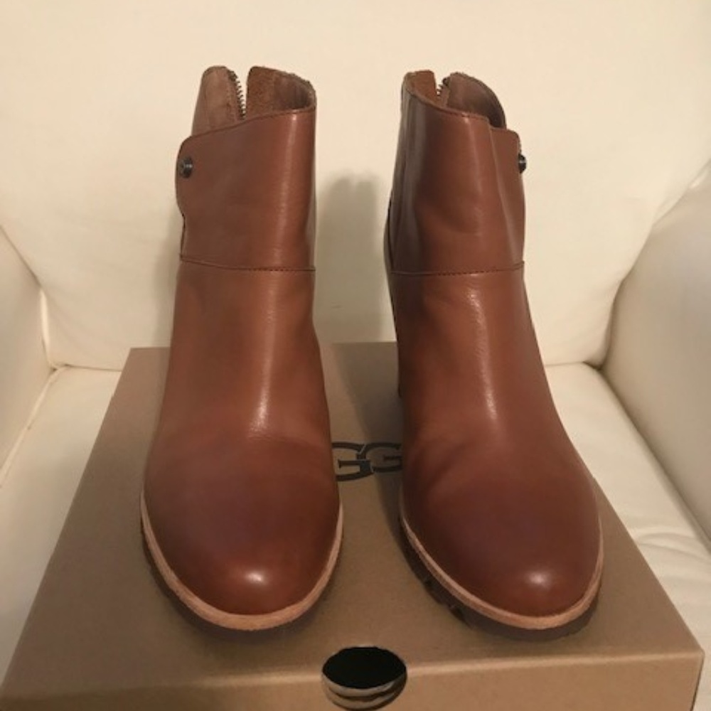Ugg AMAL leather wedge boot sz 8.5